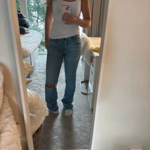 Blå bootcut jeans med hål på knät - Passar 36🩷
