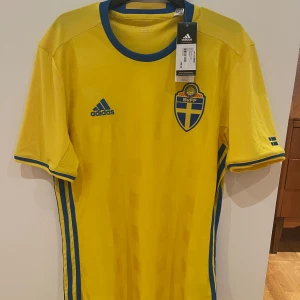 Svenska landslagströjan  - Oanvänd, storlek M, nypris 799 kr. 