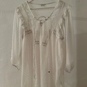 Vit prickig lång blus med volang - Supersöt vit lång blus/kortklänning/coverup 