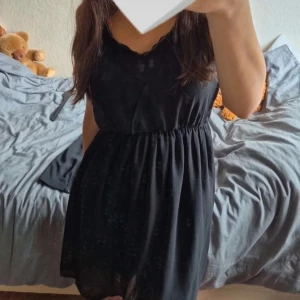 Svart kort klänning med spetsdetalj - Supersöt svart kortklänning från New Yorker. 