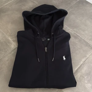 Ralph Lauren zip GE PRISFÖRSLAG  - Skick: 9/10 | Storlek: XS | Passar perfekt för dig som är 165-175 | Nypris: 2195 | Mitt pris: Ge prisförslag | Hör av er vid frågor. 