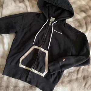 Champion zip up hoodie - I storlek Small som är S. Använd en hel del gånger köpt för ca 400kr. Se ”bild 3” så har de liten defekt vid dragkedjan med färgen. 