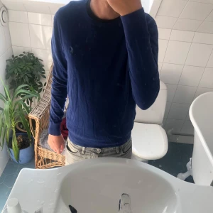 Ralph Lauren stickad tröja - Tja! Säljer en asfet raffe tröja. Den är i en snygg blå färg med en otroligt skön slim fit passform. 10/10 skick utan defekter eller liknande. Nypris ca 2000kr!