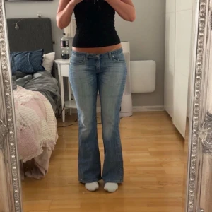 Low Bootcut jeans från Big Star, ljusblå - Säljer ett par snygga ljusblå bootcut jeans från Big Star. Modellen är extra low. Storlek står inte men passar mig som oftast har S/M i byxor. I mycket bra skick.