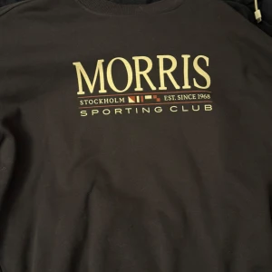 Svart sweatshirt från Morris - Svart sweatshirt från Morris med storlek S knappt använd och är i bra skick 
