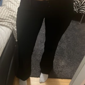 Kostymbyxor  - Säljer ni min asuperfin alågmidjade kostymbyxor ifrån bikbok, de har varit väl använda men ändå i gott skick, de har även en slits nere vid änden!!💕💕