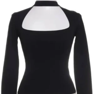 Svart ribbad choker topp från Zara - Första bilden är lånad! Supersnygg svart ribbad topp från Zara med lång ärm.. Sitter tight och har en hög hals. Storlek S.