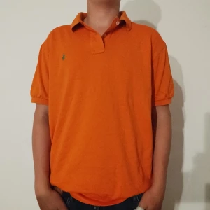 Ralph Lauren piké  - Orange Ralph Lauren piké i väldigt bra skick storlek M. Kolla profilen för mer Ralph Lauren kläder 
