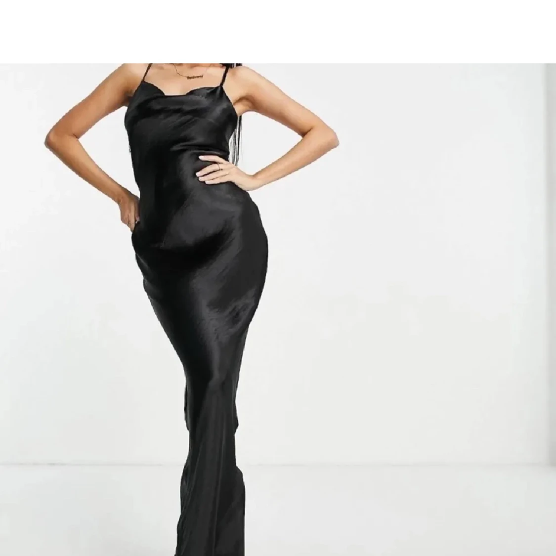 Svart långklänning med öppen rygg - 1