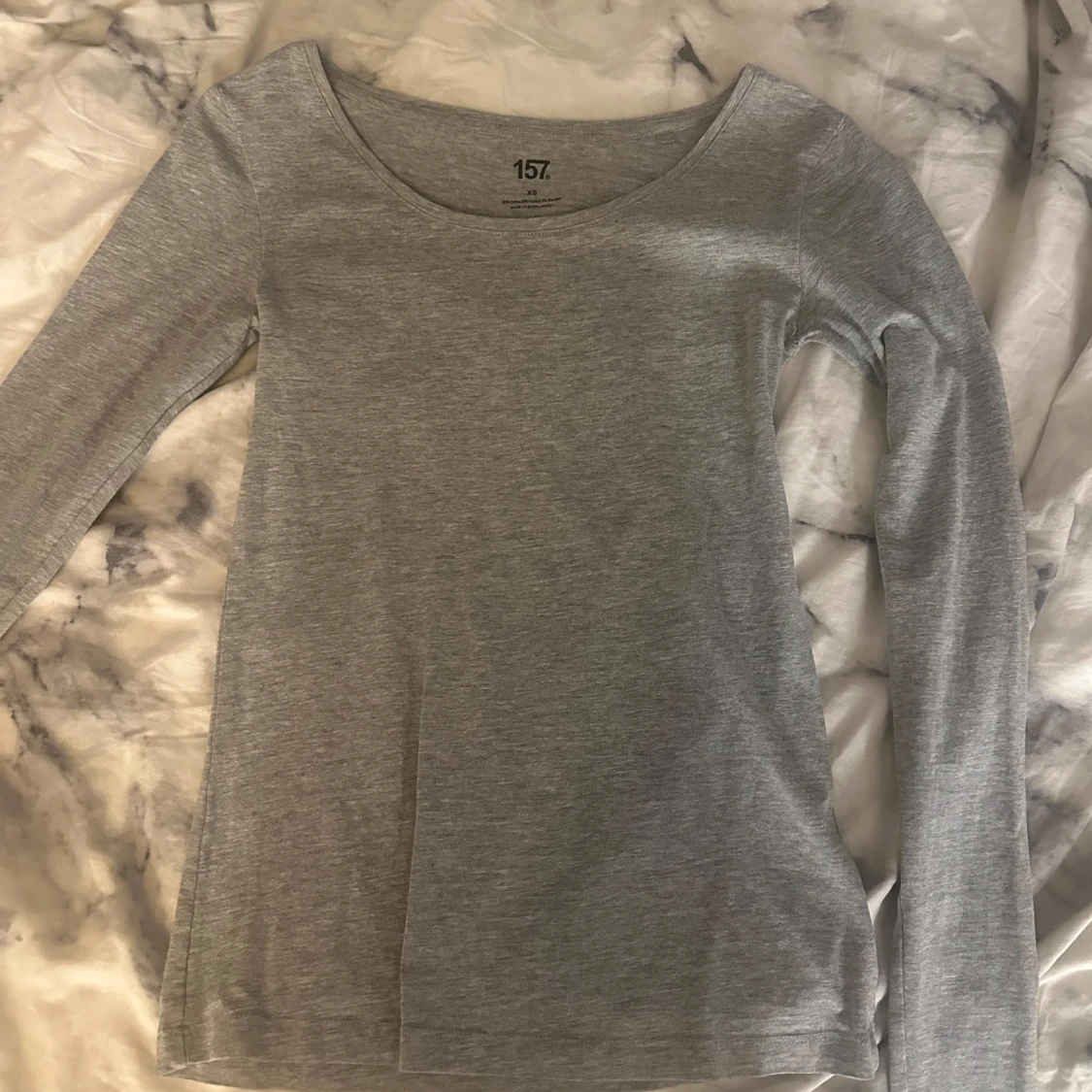 Säljer dessa 4 tröjor för 100kr💗den grå och vita tröjan är i strl XS o de stickade tröjorna i S