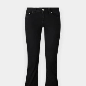 Svarta bootcut jeans - Snygga svarta jeans med bootcut passform och klassisk femficksdesign. Jeansen har en låg midja och är tillverkade i ett stretchigt bomullsmaterial som sitter skönt hela dagen. Säljer pga för små