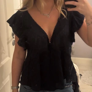 Nelly Topp  - Unik populär topp från nelly. Toppen är i en marinblå färg med tunt sommarmaterial. Köpt för knappt 2 månader sen och endast testat, men sitter perfekt på mig som har S!🩷