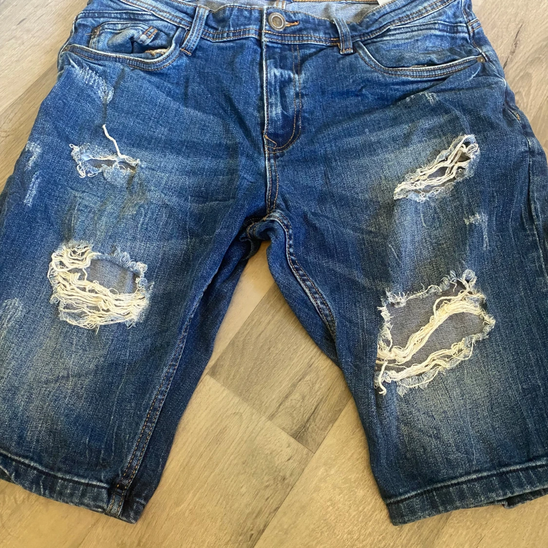 Blå slitna jeansshorts från FSBN