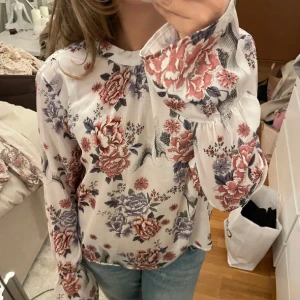 blommig blus - blommig blus från stradivarius i storlek L men sitter mer som S. köp flera plagg i bundles för ett billigare pris!❤️