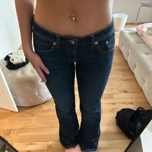 Mörkblå bootcut jeans från lager 157  - Säljer mörkblåa flared jeans. Helt oanvända 