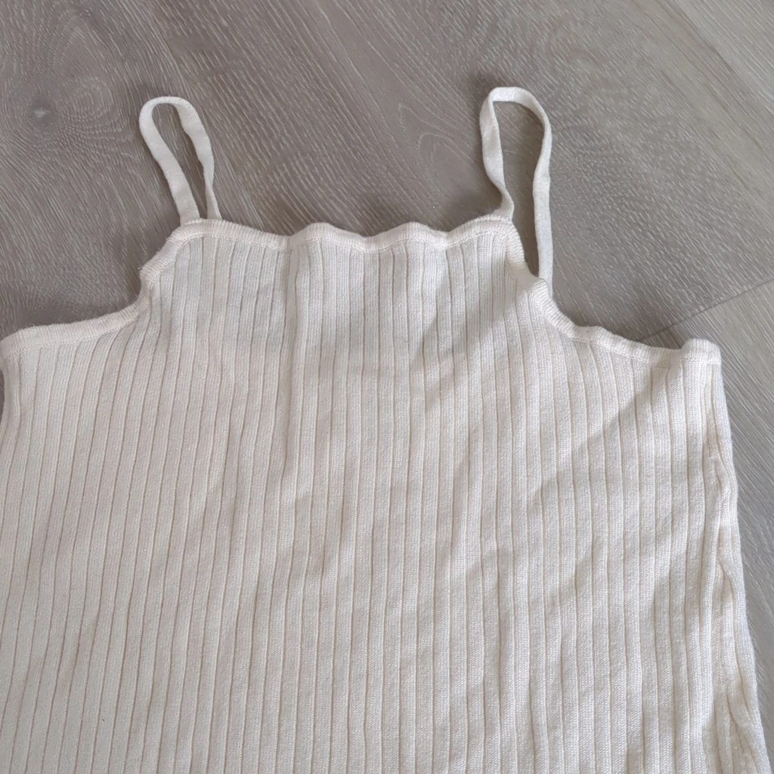 Ribbad ljusbeige klänning från Zara - 1