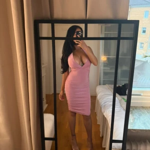 Rosa klänning - Super fin men kommer tyvärr inte till användning. 