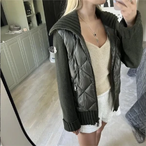 Grön quiltad Moncler pufferjacka - Intressekoll på denna super snygga Moncler jacka i Kashmir och dun. Använt fåtal gånger och är i topp skick. Säljer ändats vid bra bud. Frakt ingår inte 💕
