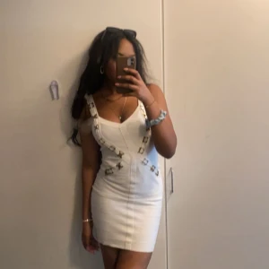 Vit tight kortklänning med detaljer - Drömklänningen för studenten! 🤍 Nu säljer jag en vacker vit klänning från jumpo som passar perfekt till studenten, sommarfesten eller andra speciella tillfällen ✨