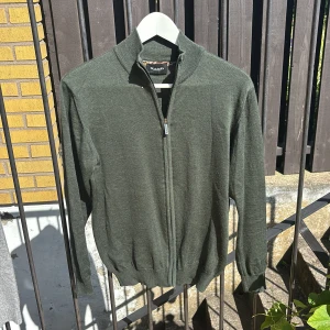 Fullzip merinoull kofta - Hej jag säljer min merinoull kofta ifrån Sand. Den har använts ett fåtal gånger men fortfarande i mycket bra skick. Säljer den pga att den är för liten. Färgen är mörkgrön och är i storlek S. Nyårs är ca 2000 kr och jag säljer den för 999 kr men är öppen till förslag☺️