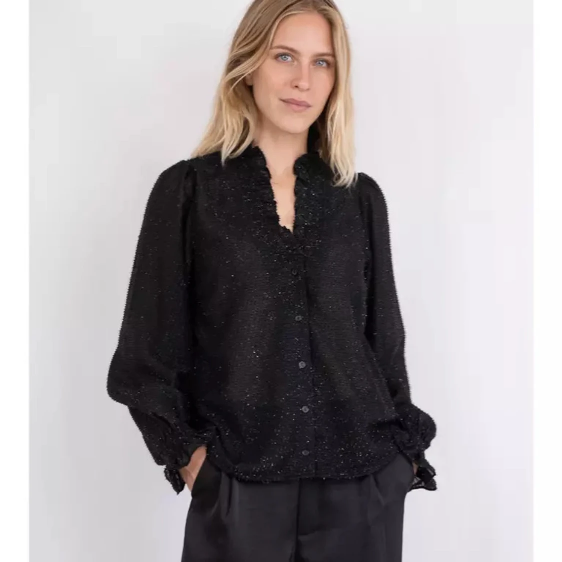 Glittrig svart blus från Neo Noir - 1