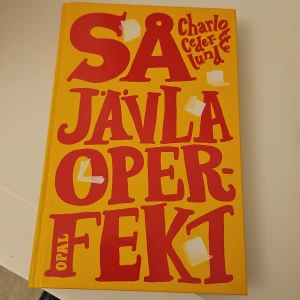 Så jävla operfekt - En bok med färgstark design och ett ärligt tilltal om att våga vara sig själv. Perfekt för dig som vill läsa om identitet, självkänsla och att hitta sin plats. Passar unga vuxna som söker igenkänning och pepp.