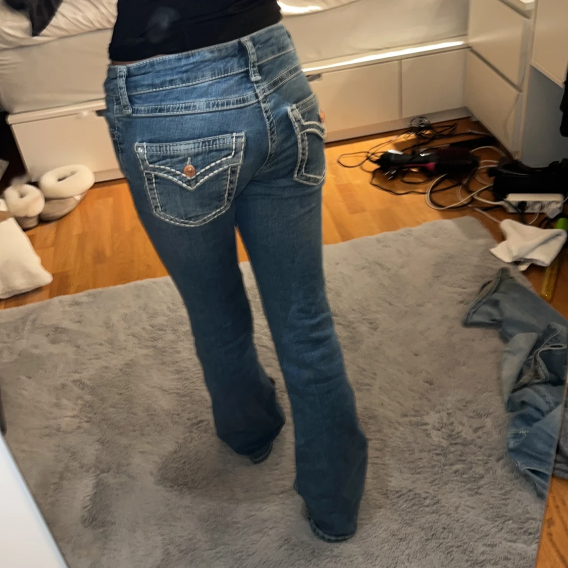 Blå bootcut jeans med kontrastsömmar - 2