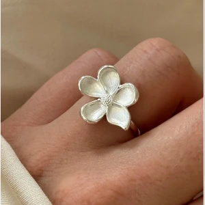 Silvrig blomring med öppen design - Superfin ring från muli collection, går o ändra storleken så den passar alla💕