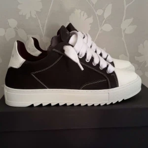 NUMERÍS skor - Säljer dessa par helt nya numeris skor då dom är lite för stora för mig. De är i ett helt oanvänt skick, alltså sprillans nya och de är i strl 42.