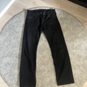 Levis jeans - Säljer ett par svarta Levis 505 i storlek W:32 L:32 dem är i bra skick hör av er vid fler frågor 