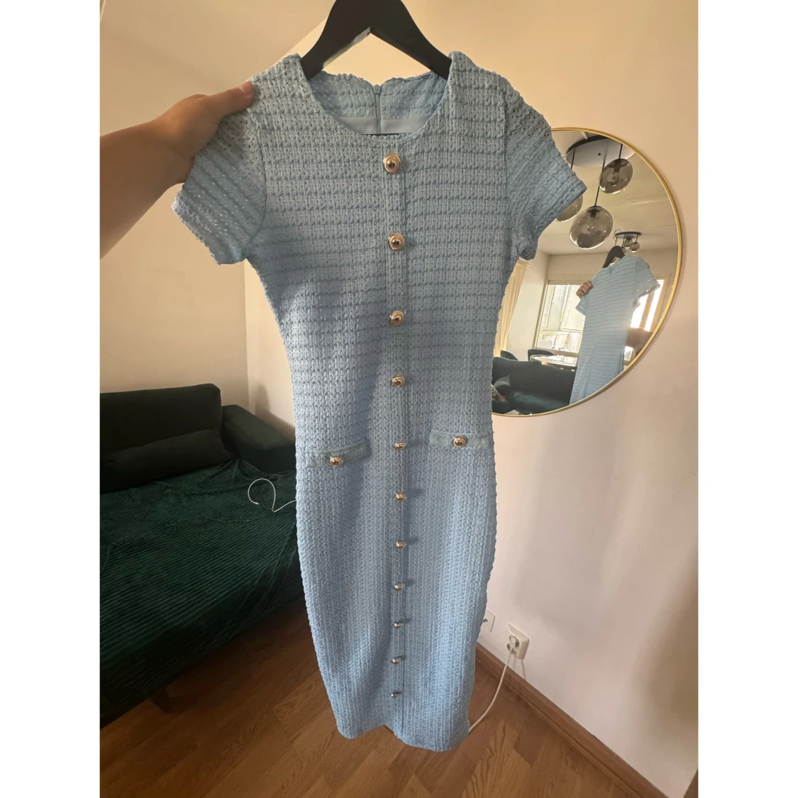 Ljusblå ribbad långklänning med knappar