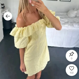 Gul klänning - Säljer jätte vacker gul klänning ifrån hm! Skriv privat för mina egna bilder om du är intresserad💞