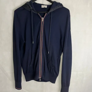 Moncler cashmere cardigan - Riktigt soft cardigan av Moncler i Kashmir blandning. Passar storlek M, modellen är 185. Riktigt fint skick.