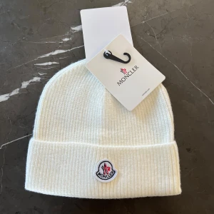 Vit ribbad mössa  - Helt ny mössa 