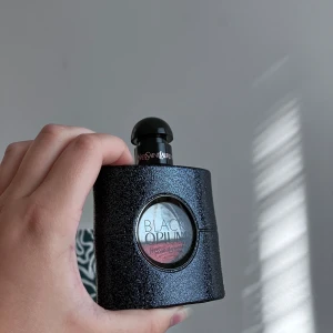 Black Opium - Fantastisk doft från YSL. 50 ml flaska så ungefär 25-20 ml kvar. 