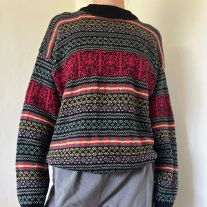 Mönstrad stickad tröja i rött och svart - Stickas tröja i 100% ull, med tryck av dödskallar?