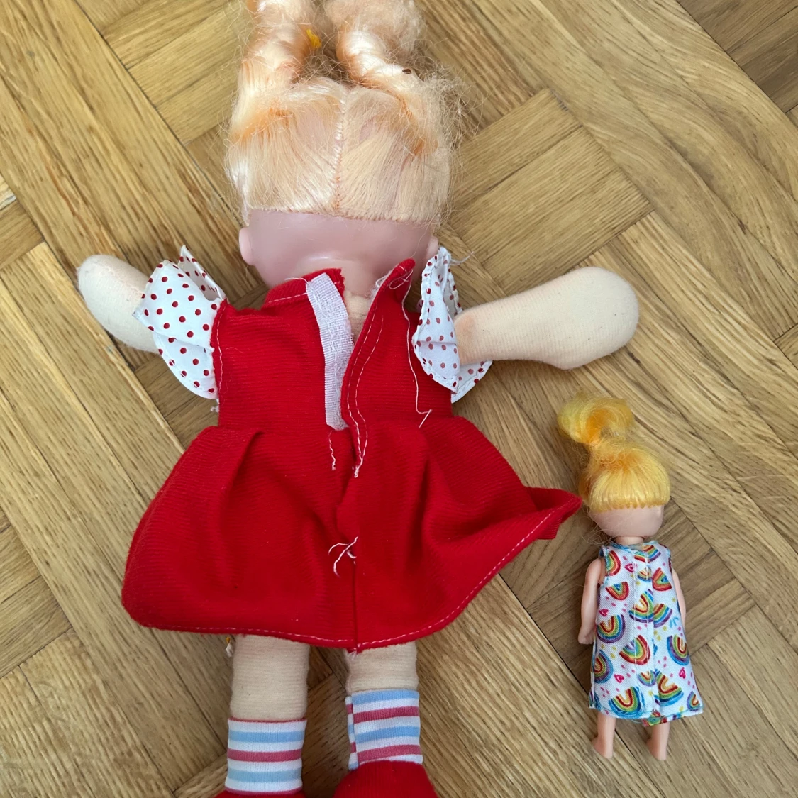 Röd prickig dockklänning med äpple - 4