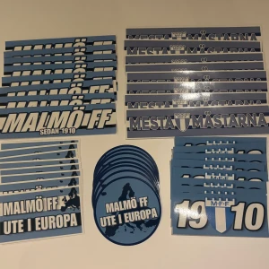 Malmö FF Klistermärken - 40st mff klistermärken för dig som älskar fotboll och vill visa ditt stöd för laget. Perfekt för att dekorera datorn, mobilen eller cykeln. Snygga motiv med klubbens färger och budskap som 'Mesta mästarna' och 'Ute i Europa'. Gå till Instagram: MalmosKlibbShop för mer info! 