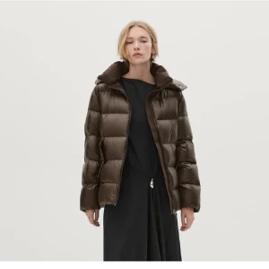 Massimo Dutti Puffer Jacka - Säljer en brun pufferjacka från Massimo Dutti❣️. Använd fåtal gånger, super fint skick. Det är bara och höra av sig för egna bilder😊. Köpt för cirka 3000kr. Jackan säljs inte längre, köpt i vintras.