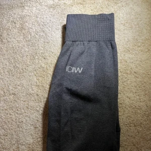 Iciw tights - Tränings tights från ICIW! Bra skick! Med mobil ficka! Ej så använda🍂🍂 Storlek xs, passar även S!💘