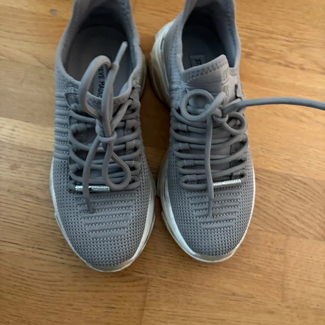 Beiga sneakers från Steve Madden