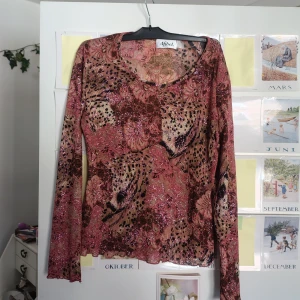 Glittrig mesh topp från Afibel - långärmad topp från Afibel med glittrigt mönster