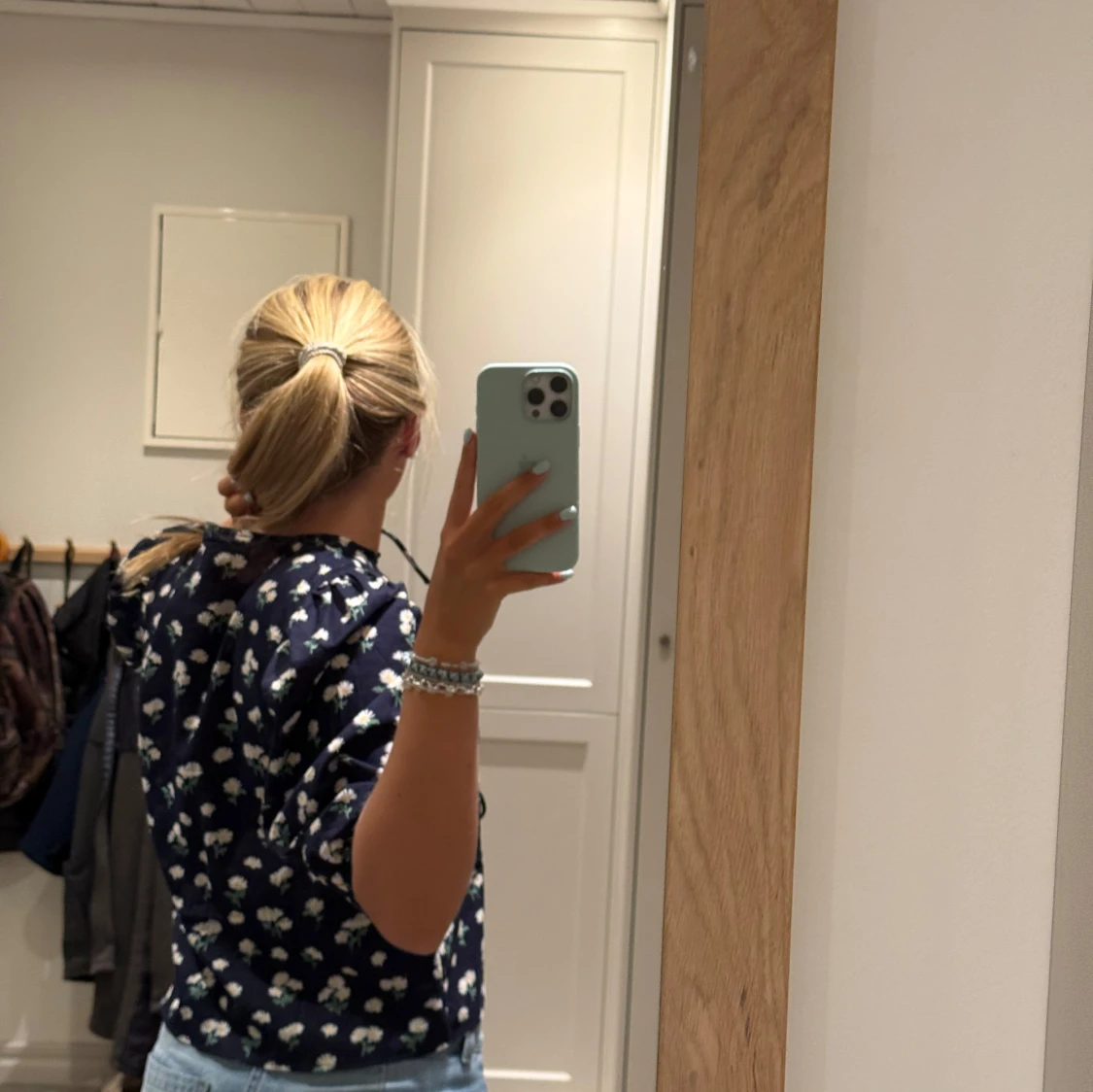 Mörkblå blommig blus med puffärm - 2