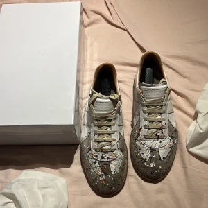 Maison margiela - Säljer dessa för de ej passar mig längre väldigt fint skick inga skador låda följer med, hör av er för mer frågor eller flera bilder! Pris kan diskuteras vid snabb affär