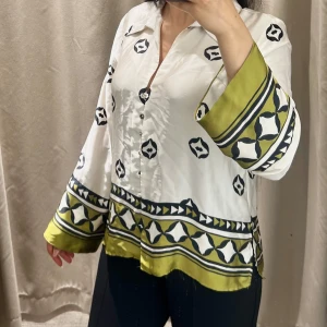 Vit och grön mönstrad skjorta - Säljer en vit skjorta med unikt grafiskt mönster i svart och olivgrönt. Det är från Zara, Har använt den bara en gång 