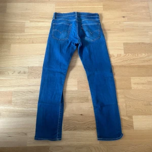 Levis jeans  - Ett par jeans i bra skick förutom att lappen ramlat av i bak. Dem har dessutom en extremt snygg tvätt. Nypriset på dessa jeans ligger på runt 1000kr, hör av er vid intresse eller vid minsta lilla fråga!
