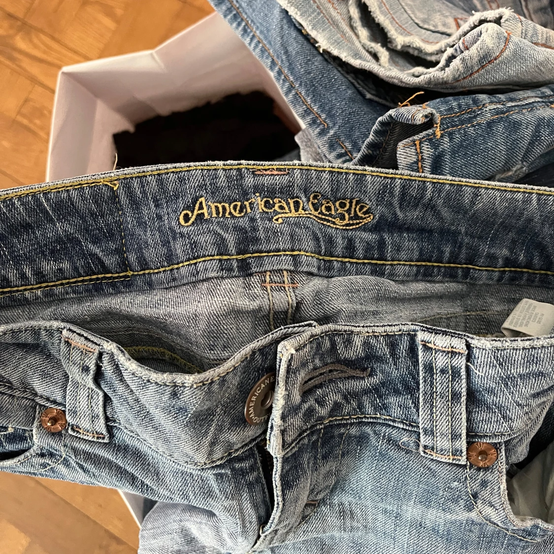 Blå bootcut jeans med fickdetaljer - 4