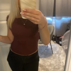 Vinröd topp - Säljer en vinröd, tight topp. 