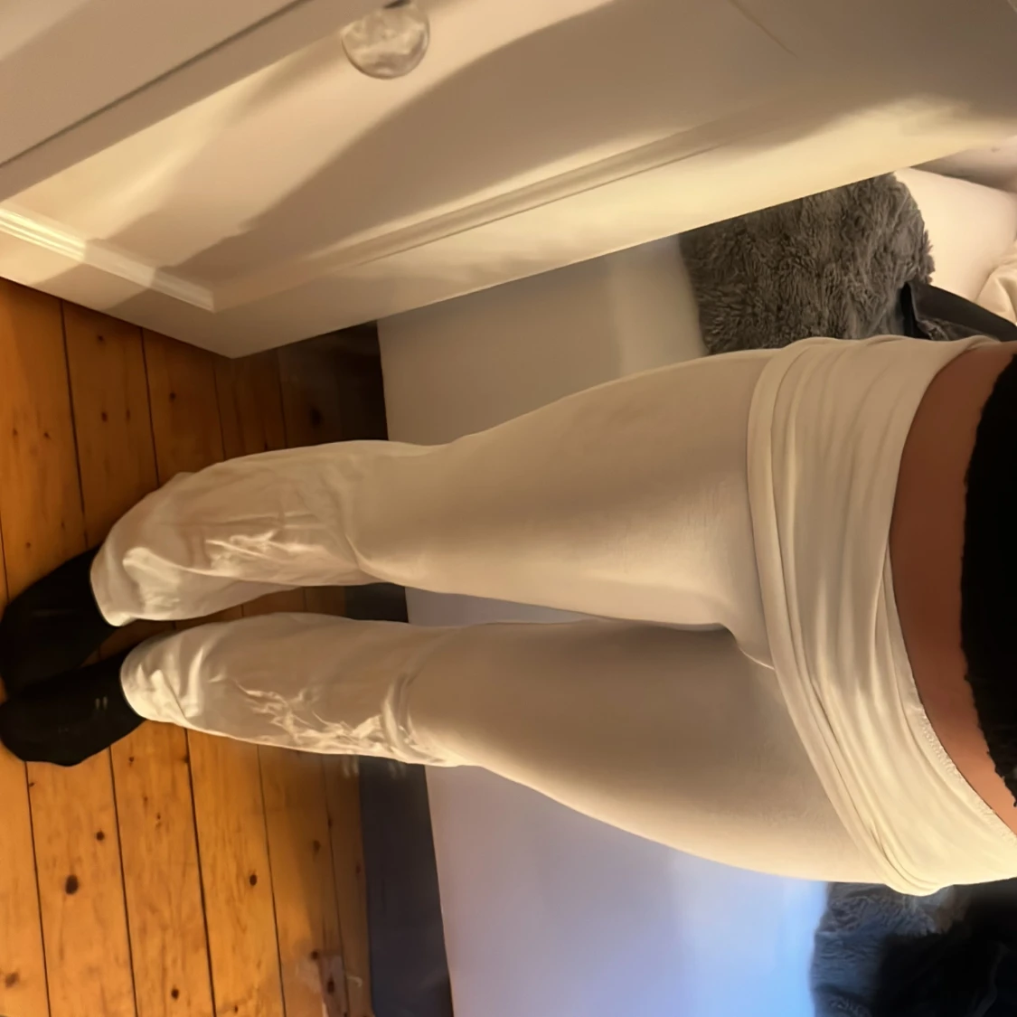 Vita vida byxor från Gina Tricot