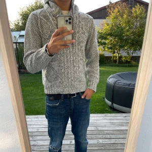 Stickad Hoodie - | Säljer en unik stickad hoodie fråm SMOG | Väldigt snygg och ett bra plagg att införskaffa till höst/vintern när det är kallare | Skick 8/10 | Storlek M | pris 179 |